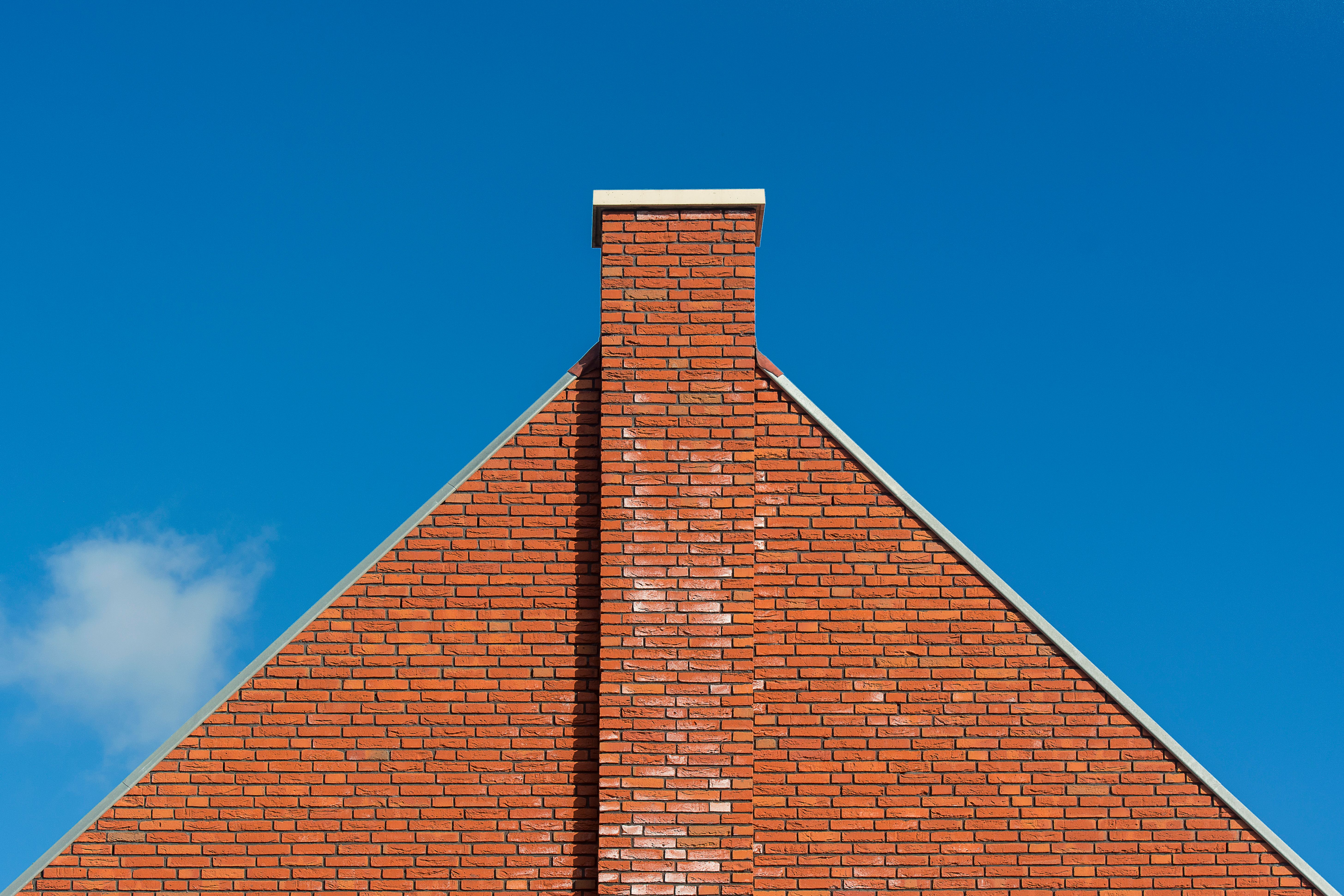 Heller Schornstein vor blauem Himmel
