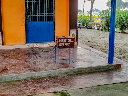 A sign that says vote here and a blue door