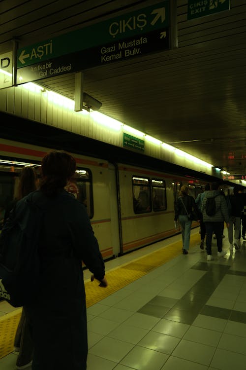 Foto stok gratis kendaraan umum, kereta bawah tanah, komuter