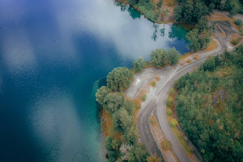 호수 근처 도로의 항공보기 사진