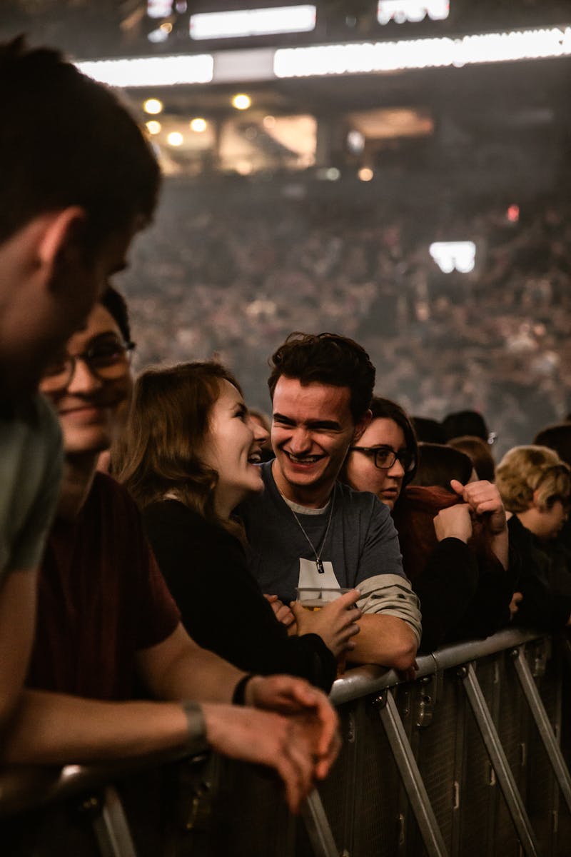 Kalabalık bir müzik festivalinde renkli lazer ışıkları