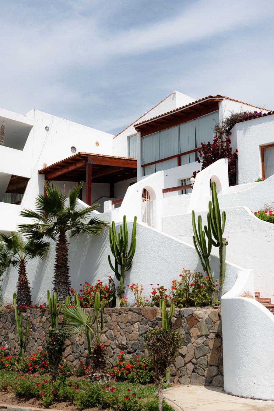 Vivienda residencial blanca de líneas contemporáneas