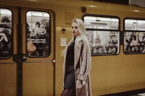 Kostnadsfri bild av blond, kollektivtrafik, kvinna