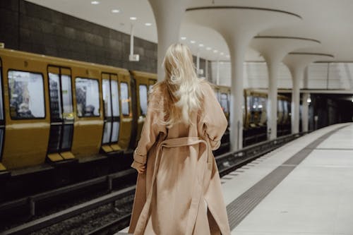 Immagine gratuita di allenare, biondo, camminando