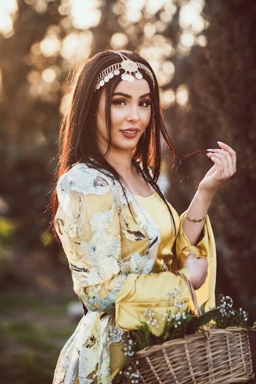 Kostnadsfri bild av arabisk kvinna, brunett, gul klänning