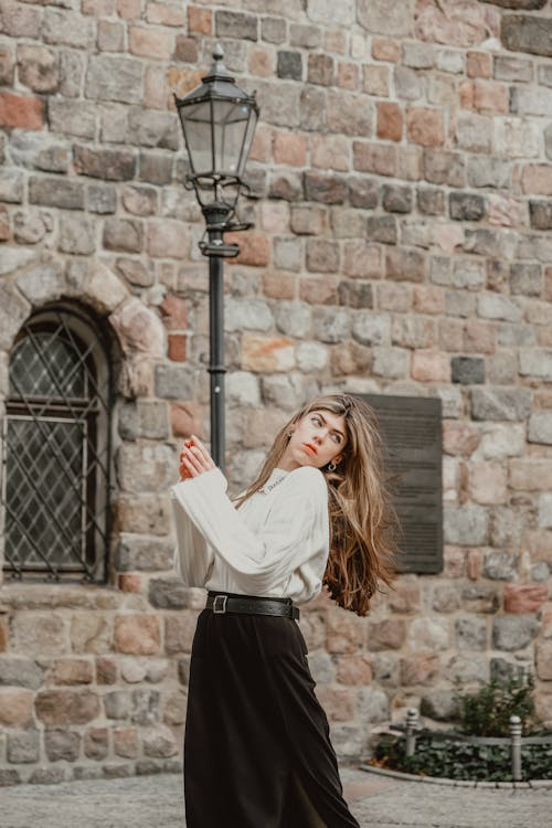 Fotobanka s bezplatnými fotkami na tému biely sveter, blondína, dlhé vlasy