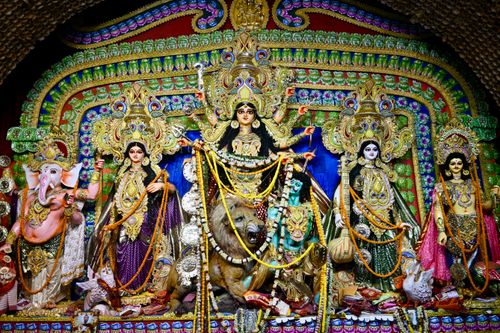 Free Vibrant depiction of Hindu deities in an ornate Kolkata temple setting. Stock Photo