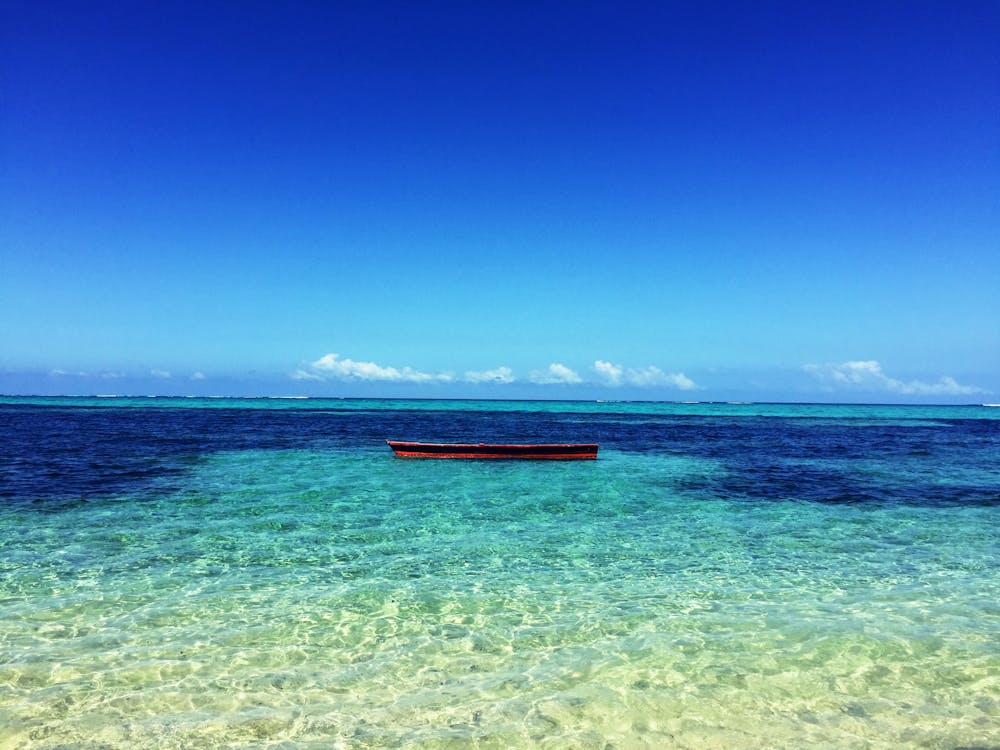 Boot In Het Midden Van Atoll Photo