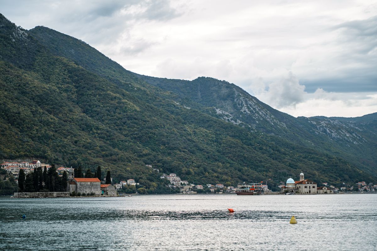 Cele două insulițe din fața localității Perast, în Golful Kotor, cu bisericile lor pe apă
