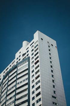 设计时尚的现代化高层建筑，在清澈蓝天的映衬下，呈现出低角度视图