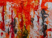 画布上，丙烯酸颜料以大胆的色彩和纹理，呈现出动态的抽象艺术