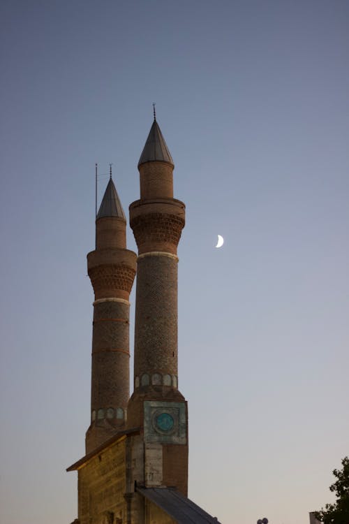 ay, bina, çifte minareli medrese içeren Ücretsiz stok fotoğraf