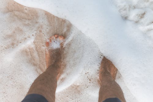 人間の足を洗う海水