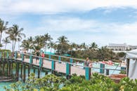 情侣和家庭在热带度假的海边桥上享受夏日时光