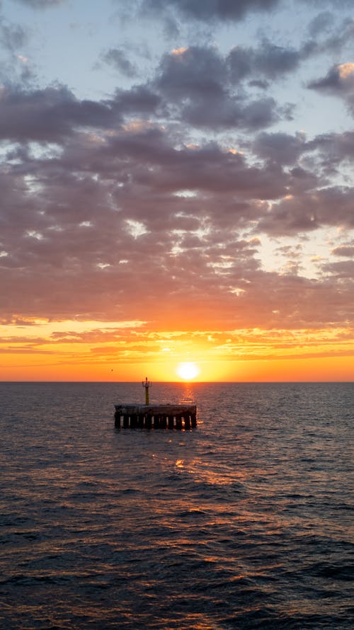 Foto profissional grátis de brilhante, cair da noite, costa