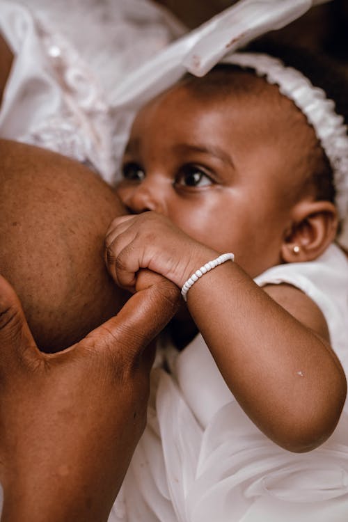 Fotos de stock gratuitas de amamantamiento, bebé, chica de raza negra