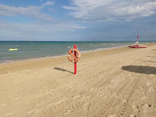 Foto profissional grátis de água, areia, boia salva-vidas