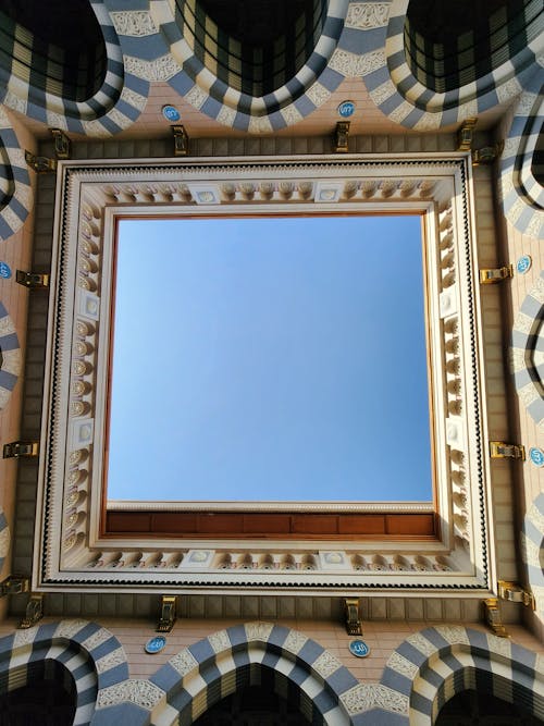 Безкоштовне стокове фото на тему «блакитне небо, вертикальні постріл, внутрішній двір»