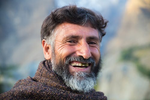 Hombre De Suéter Marrón Sonriendo