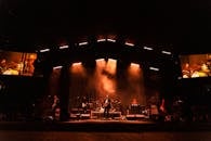 在灯光明亮的舞台上，夜晚上演着充满活力的现场乐队表演，捕捉了现场音乐会的精髓