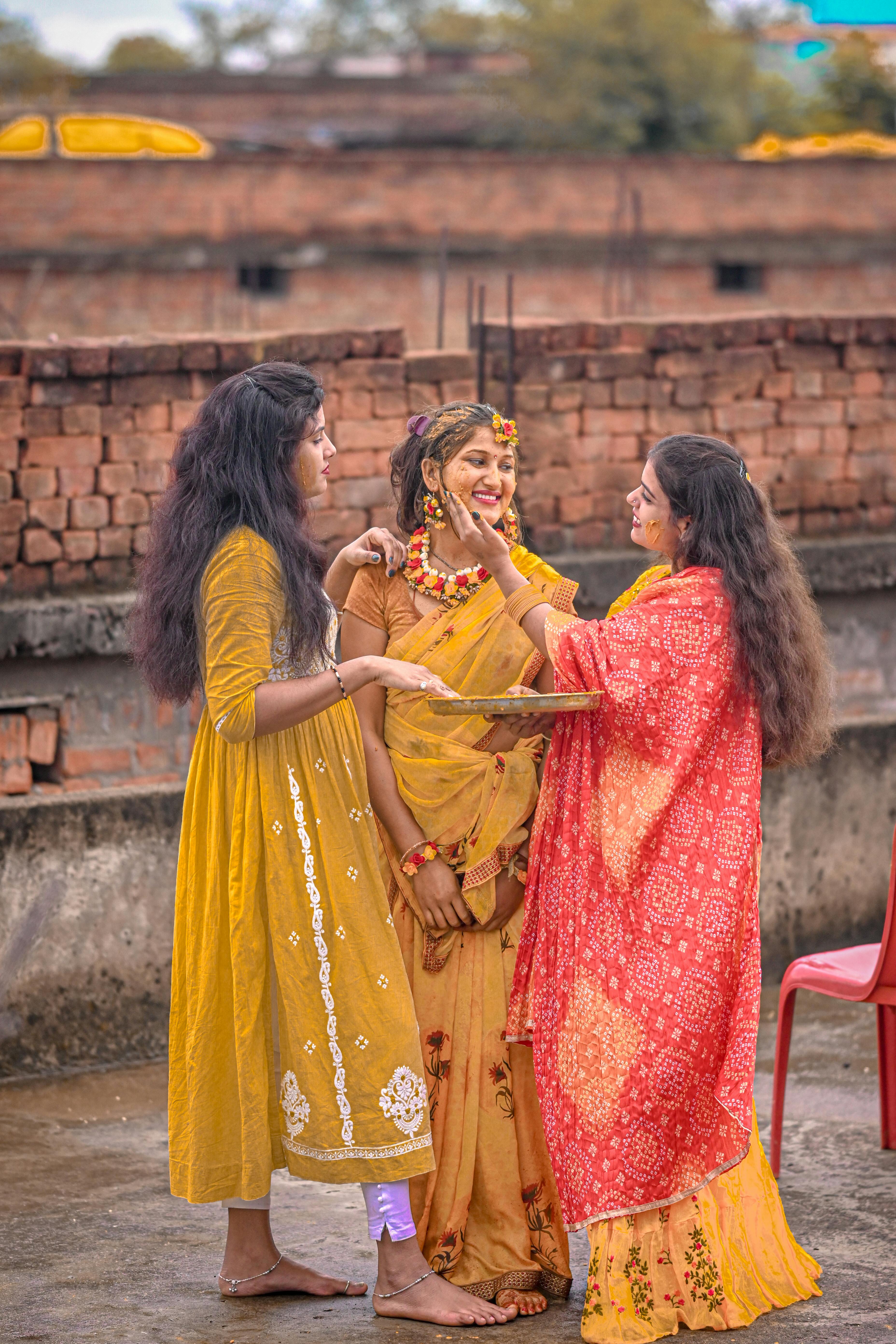 Sister Of The Bride Style: Himadri Patel | Bride photos poses, Haldi  photoshoot, Sisters photoshoot poses