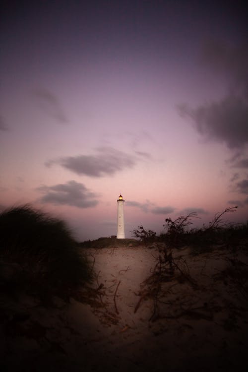 ビーチに沈む夕日の灯台🌄