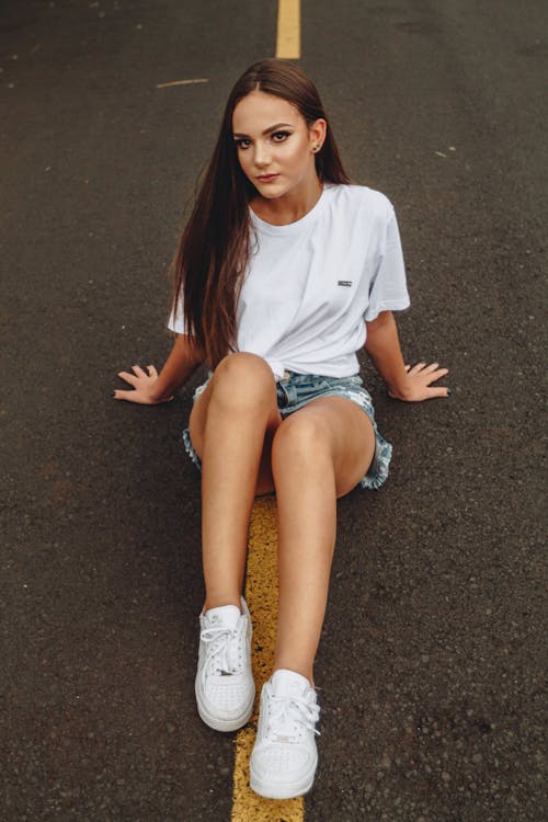 Femme Assise Au Milieu De La Route Asphaltée