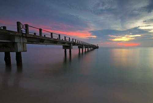 Grijze Houten Dok Boven Zee