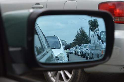 汽车后视镜显示交通繁忙