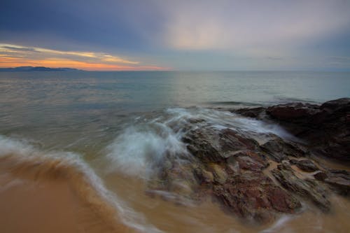 Specchio D'acqua Che Circonda Massi Di Pietra Grigi E Neri