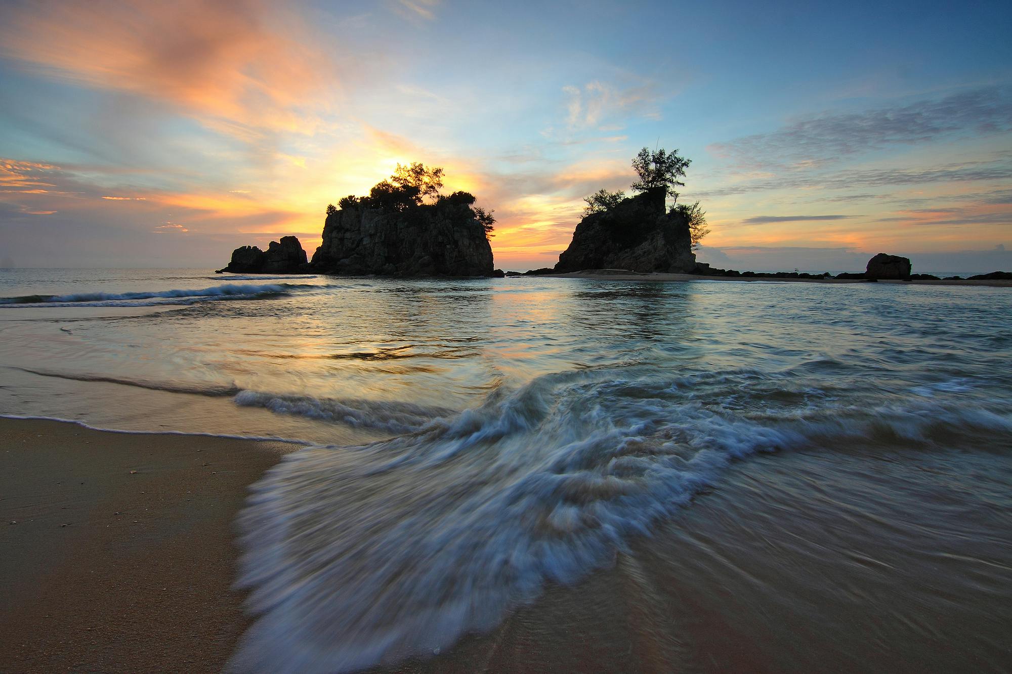 日落时分海浪拍打岩石的壮观海景，非常适合自然爱好者