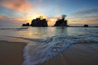 日落时分海浪拍打岩石的壮观海景，非常适合自然爱好者