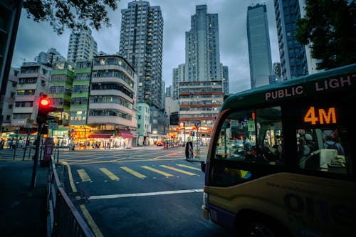 Základová fotografie zdarma na téma autobus, červené světlo, města