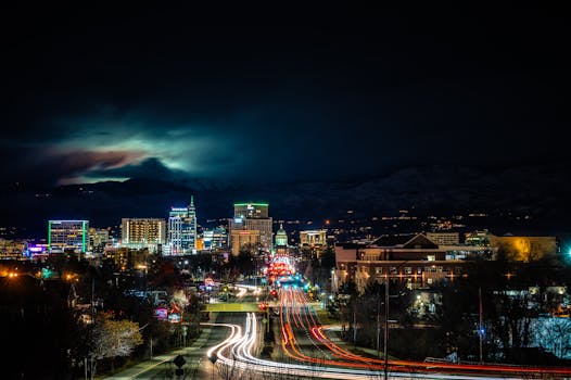 以灯光步道和明亮的天际线为背景，城市在夜间展现出充满活力的景观