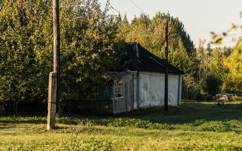 Free Charming old house nestled in a verdant countryside landscape with trees and grass. Stock Photo