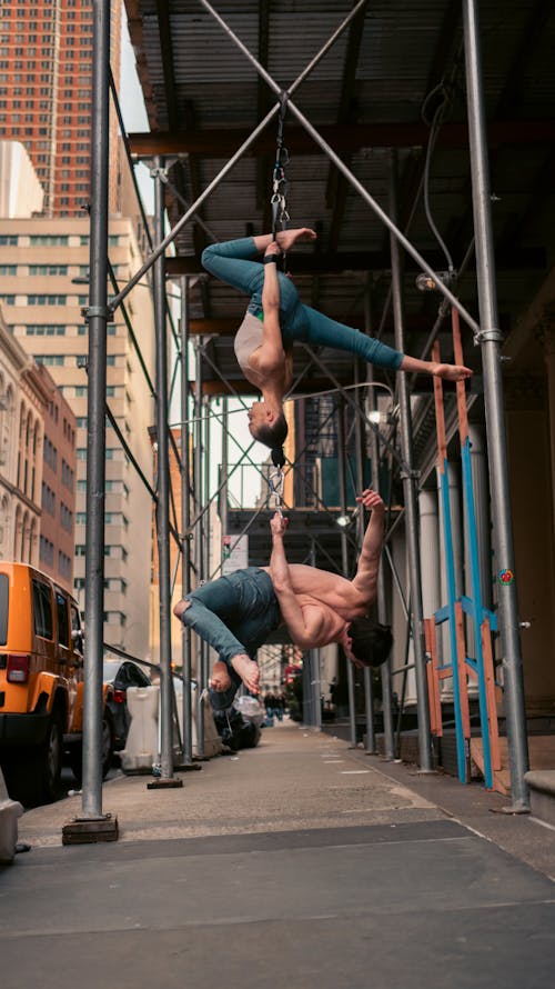 Foto d'estoc gratuïta de acrobàcia, actuant, bastides