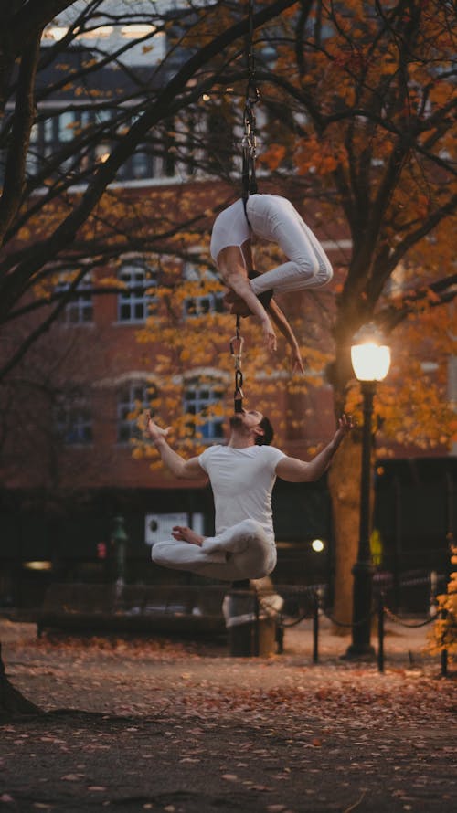 Foto d'estoc gratuïta de acrobàcia, actuació, agilitat