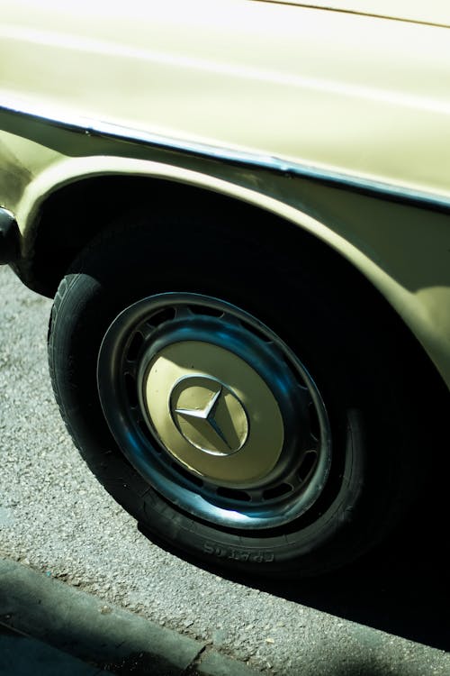 Безкоштовне стокове фото на тему «hubcap, автомобіль, вертикальні постріл»