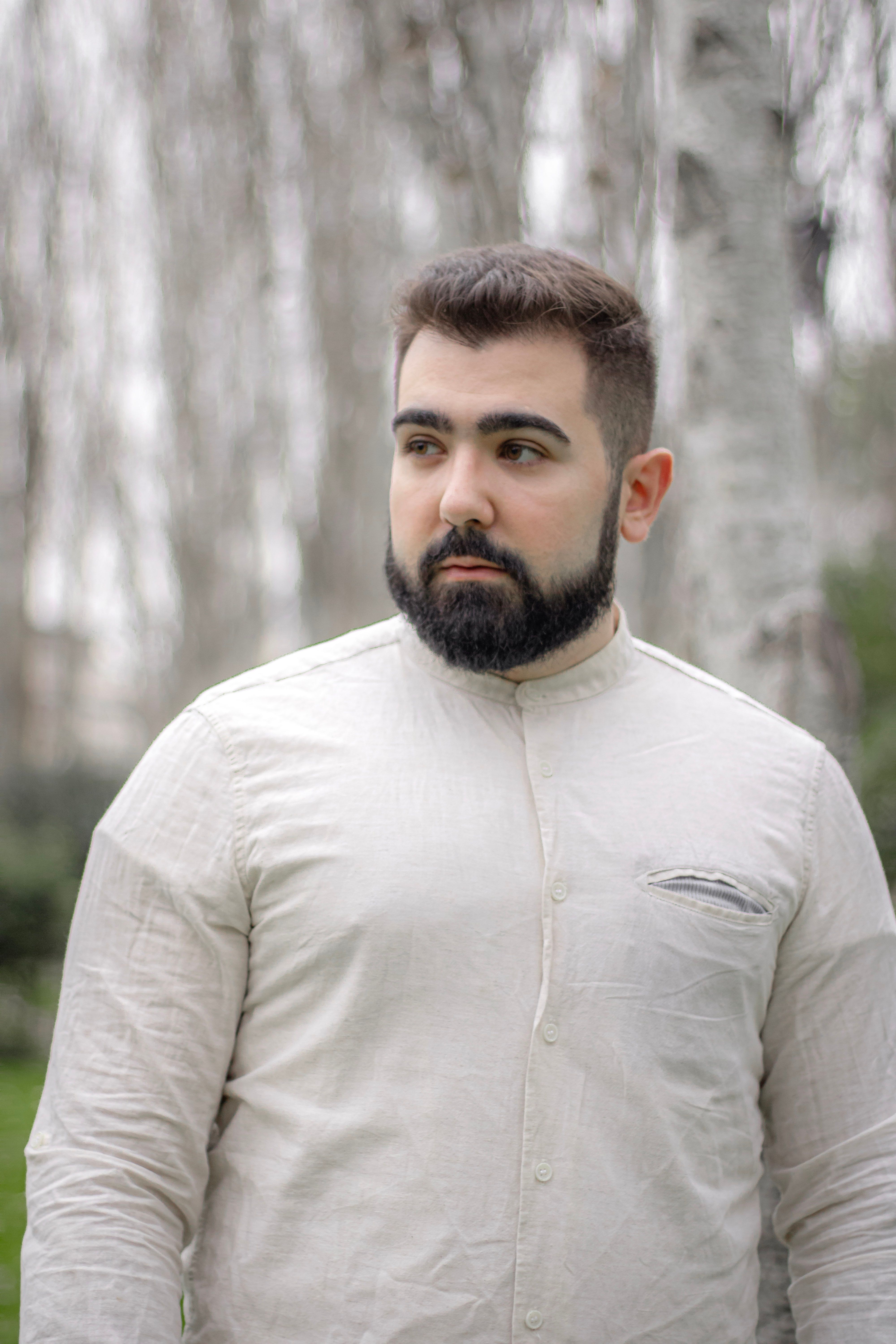 Referencia de estilo: hombre con camisa clara