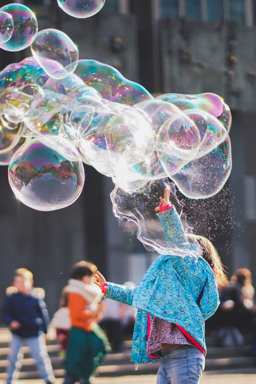 Девушка играет с пузырями