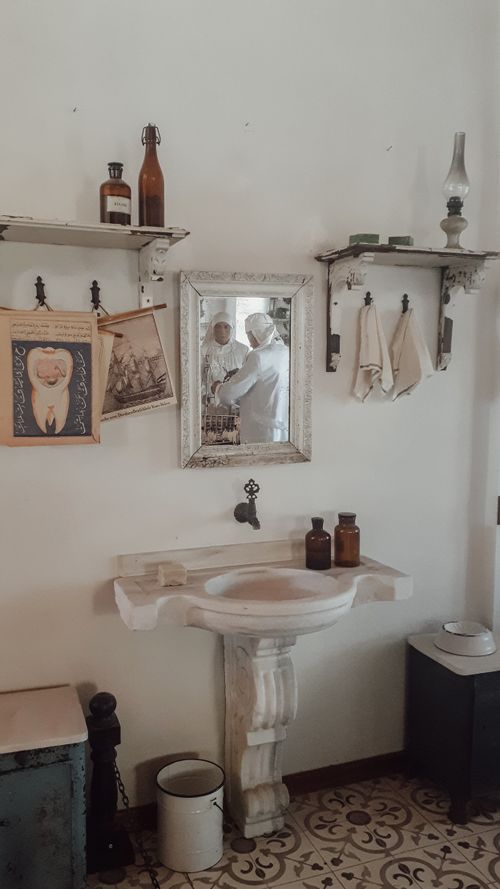 Free Old-fashioned bathroom with vintage decor and mirror reflection in Çanakkale, Türkiye. Stock Photo