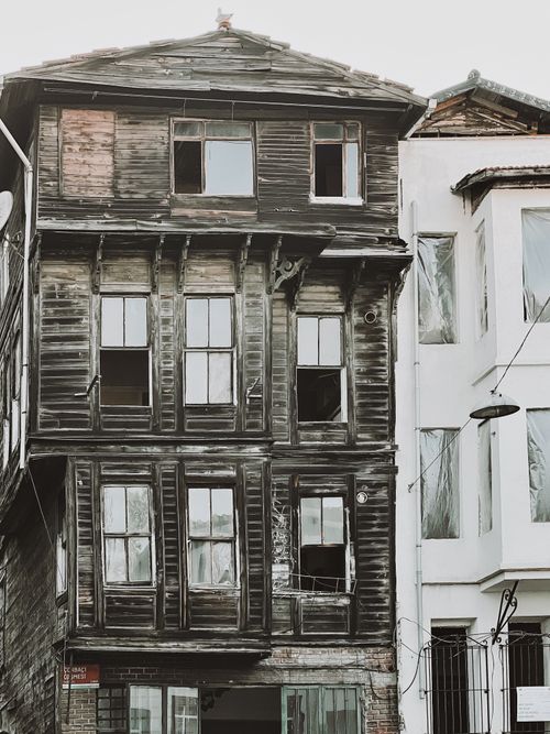Free A vintage wooden townhouse facade showcasing aged architecture in an urban setting. Stock Photo