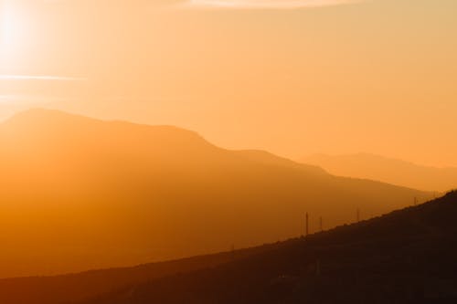 Foto profissional grátis de cenário, céu amarelo, colina