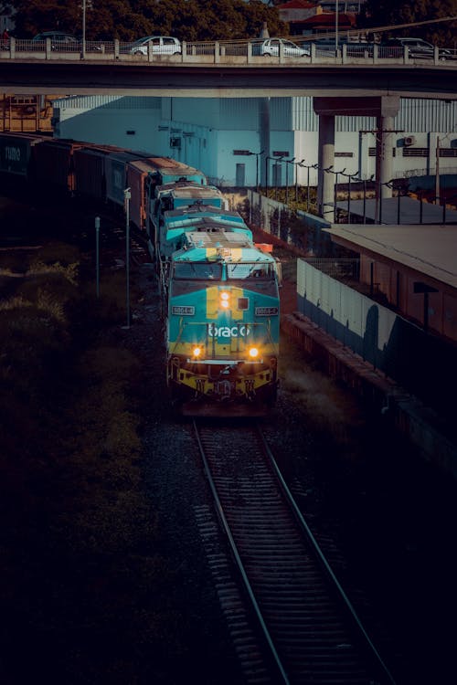 Бесплатное стоковое фото с вертикальный выстрел, локомотив, платформа поезда