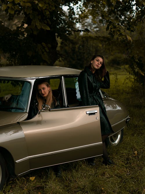 2名妇女在一辆棕色的老式汽车内
