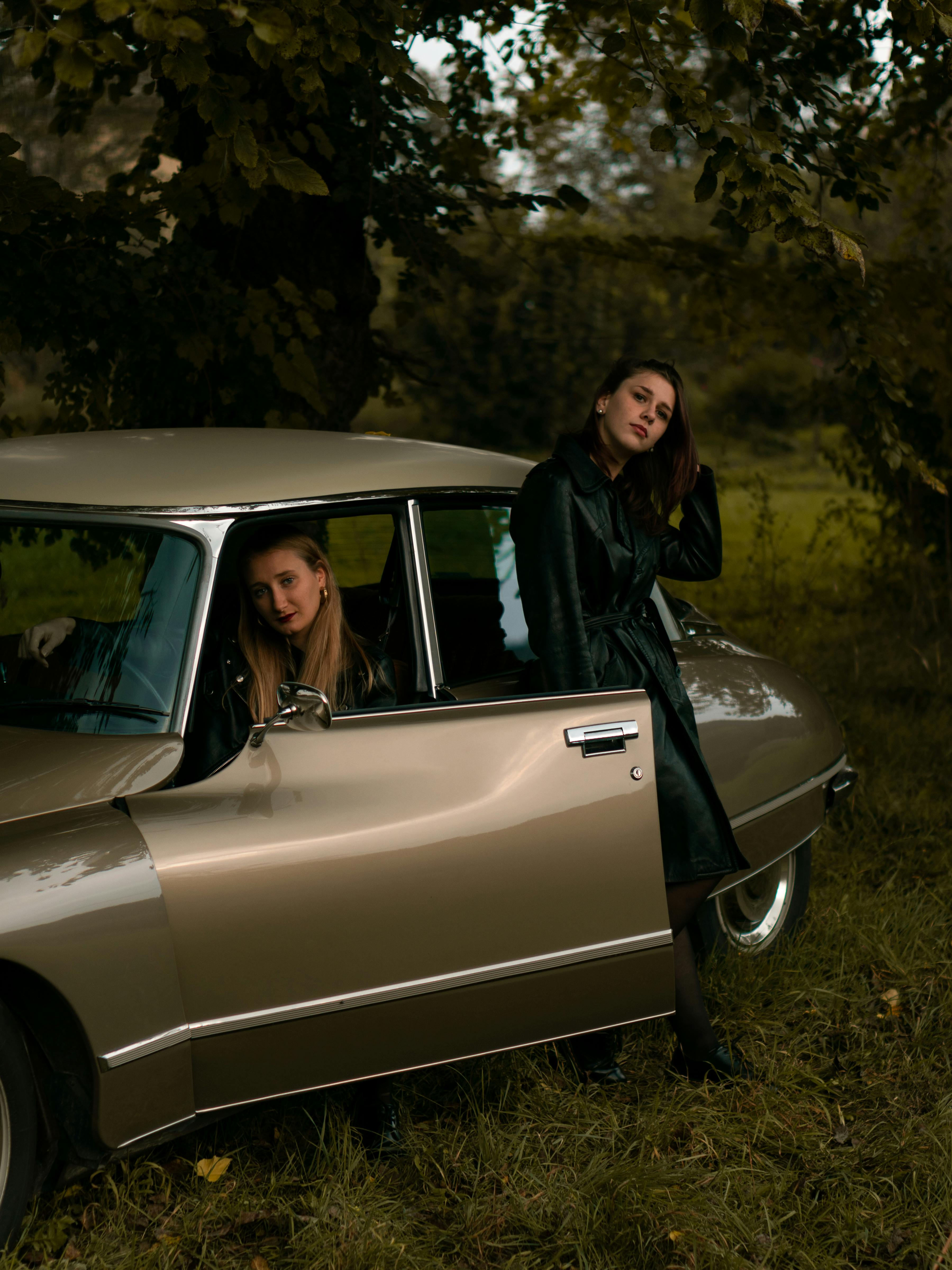 茶色のヴィンテージカーの中の2人の女性 無料の写真素材