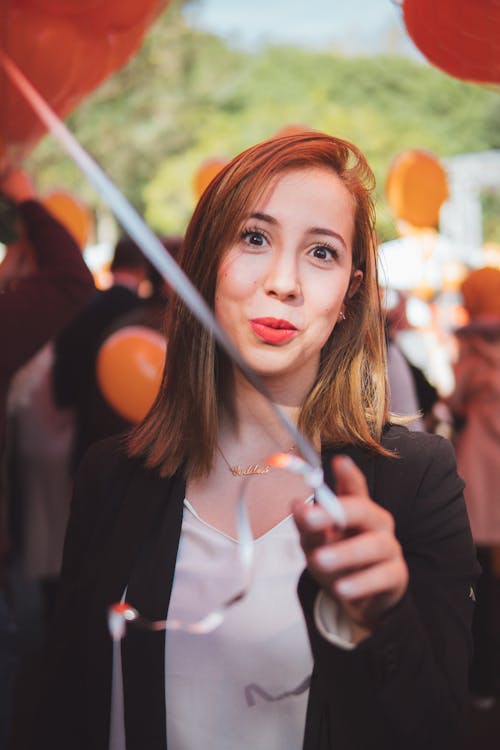 Photo De Femme Souriante Tenant Une Chaîne De Ballon