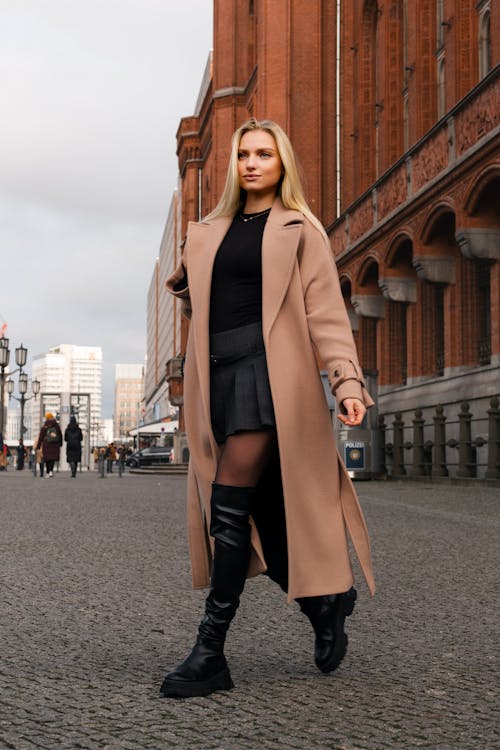 Základová fotografie zdarma na téma blond, chůze, elegance