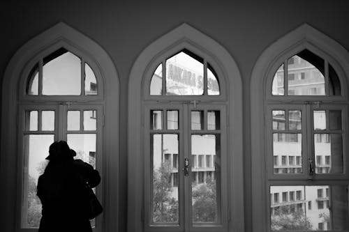 Kadın, pencere, pencereden bakan kadın içeren Ücretsiz stok fotoğraf