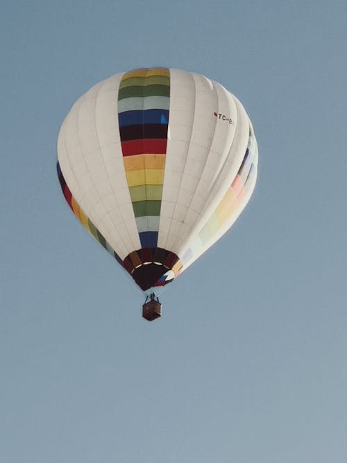 Foto stok gratis balon udara, bidikan sudut sempit, langit cerah